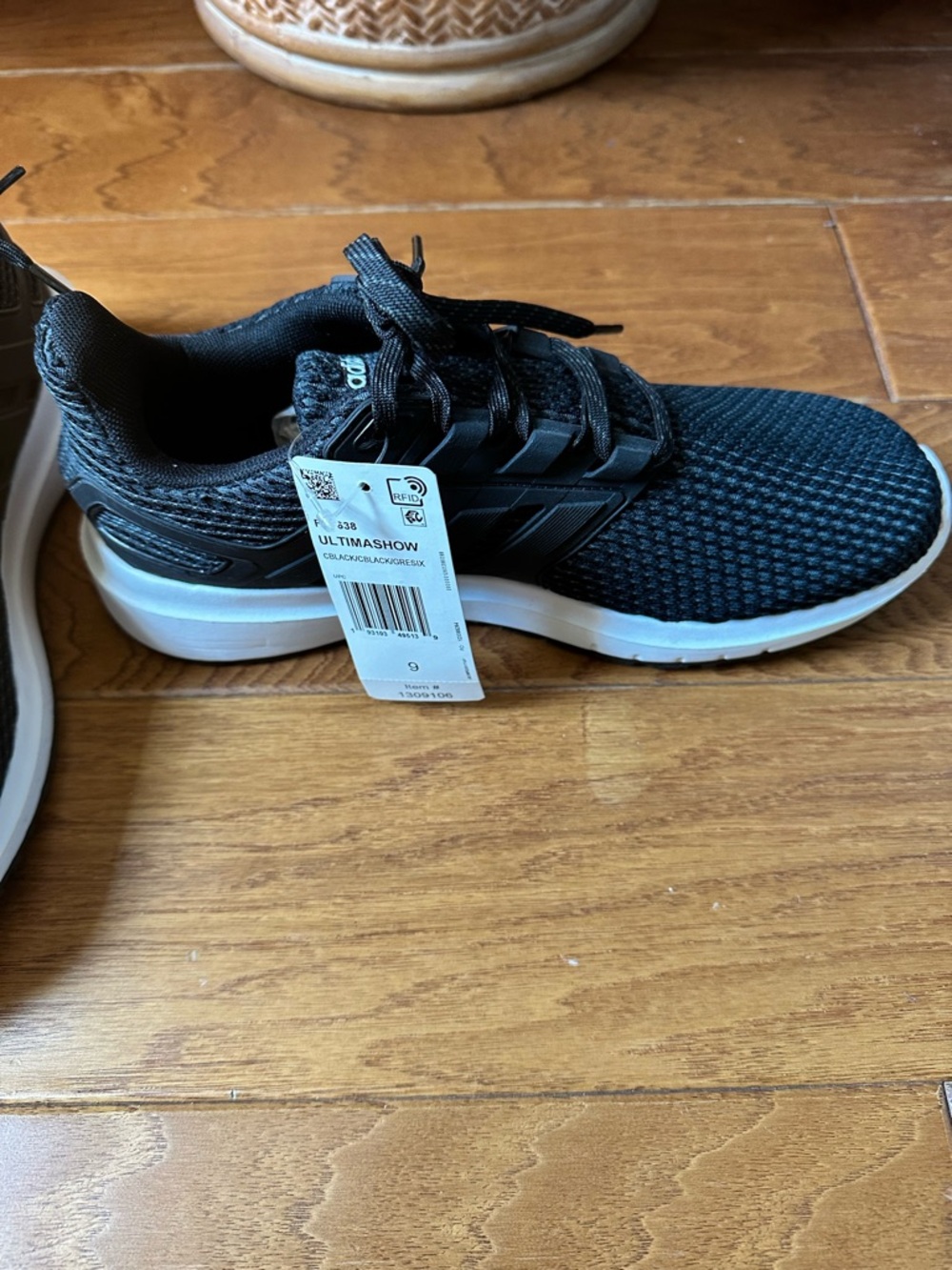 ADIDAS MEN'S ULTIMASHOW SHOES  Size Men's 9  Black NEW With Box